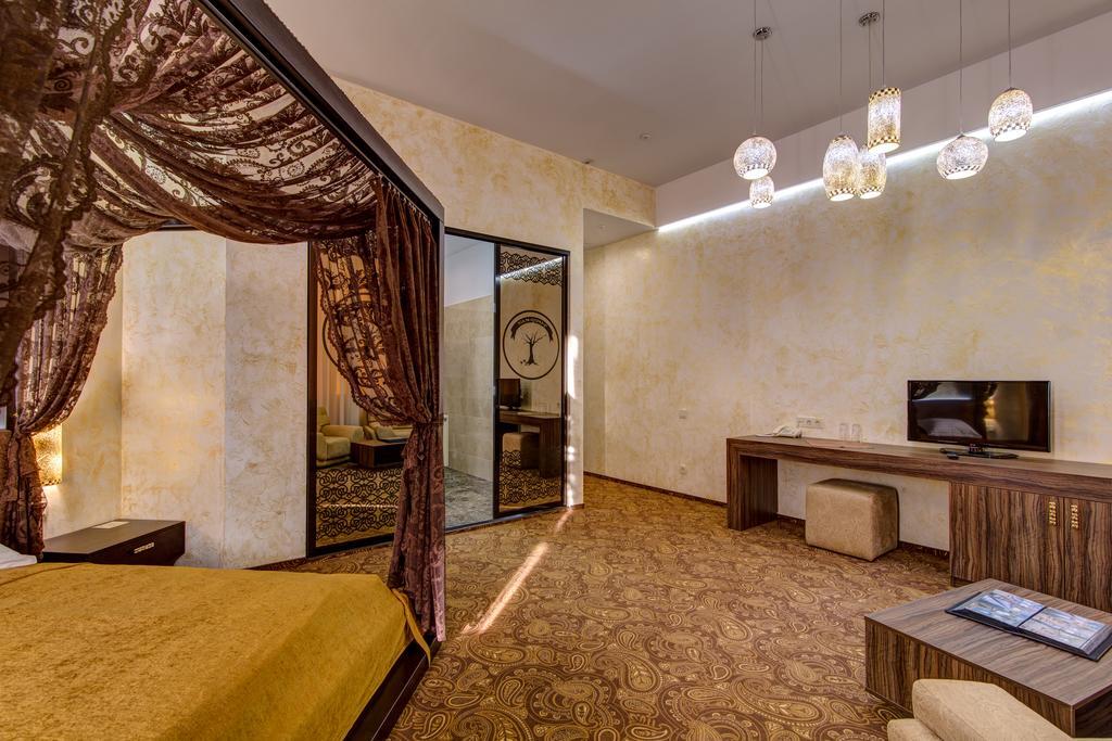 Khan-Chinar Hotel Dnipro Exterior foto