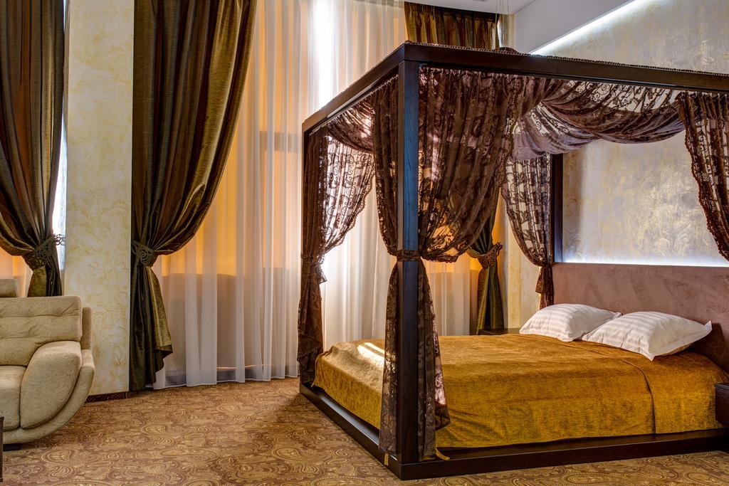 Khan-Chinar Hotel Dnipro Exterior foto