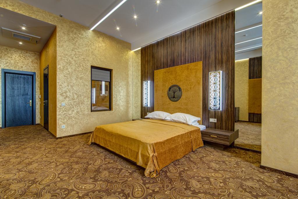Khan-Chinar Hotel Dnipro Exterior foto